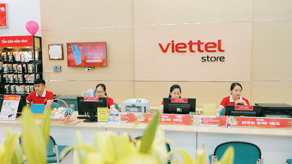  Tới ngay điểm dịch vụ của Viettel Store trên cả nước để đăng ký dán thẻ ePass